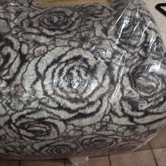 Adrienne Landau Home Luxury Faux Fur Plush Throw Blanket 50" x 70" Rose Detail - Picture 2 of 4